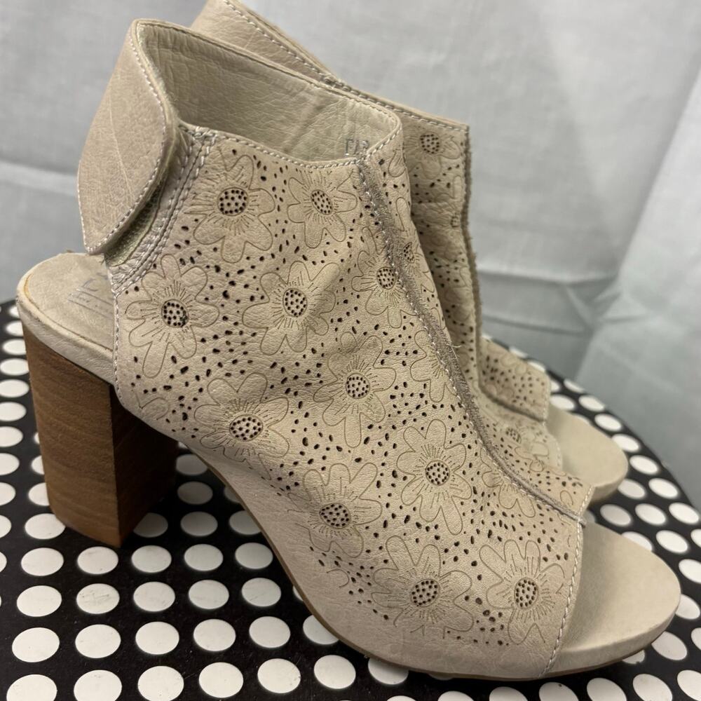Lartiste Spring Step Fab Heels Cream Leather Women's Size 36  5.5-6 US